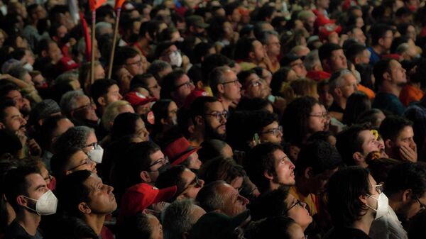 Multidão em ato de lançamento da pré-candidatura de Lula da Silva à presidência da República, em 7 de julho, no Rio de Janeiro - Sputnik Brasil
