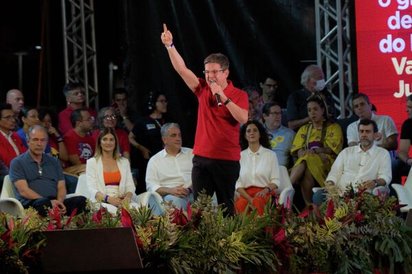Randolfe Rodrigues (Rede-AP) discursa durante ato de lançamento da pré-candidatura de Lula à Presidência da República, no Rio de Janeiro, em 7 de julho de 2022 - Sputnik Brasil