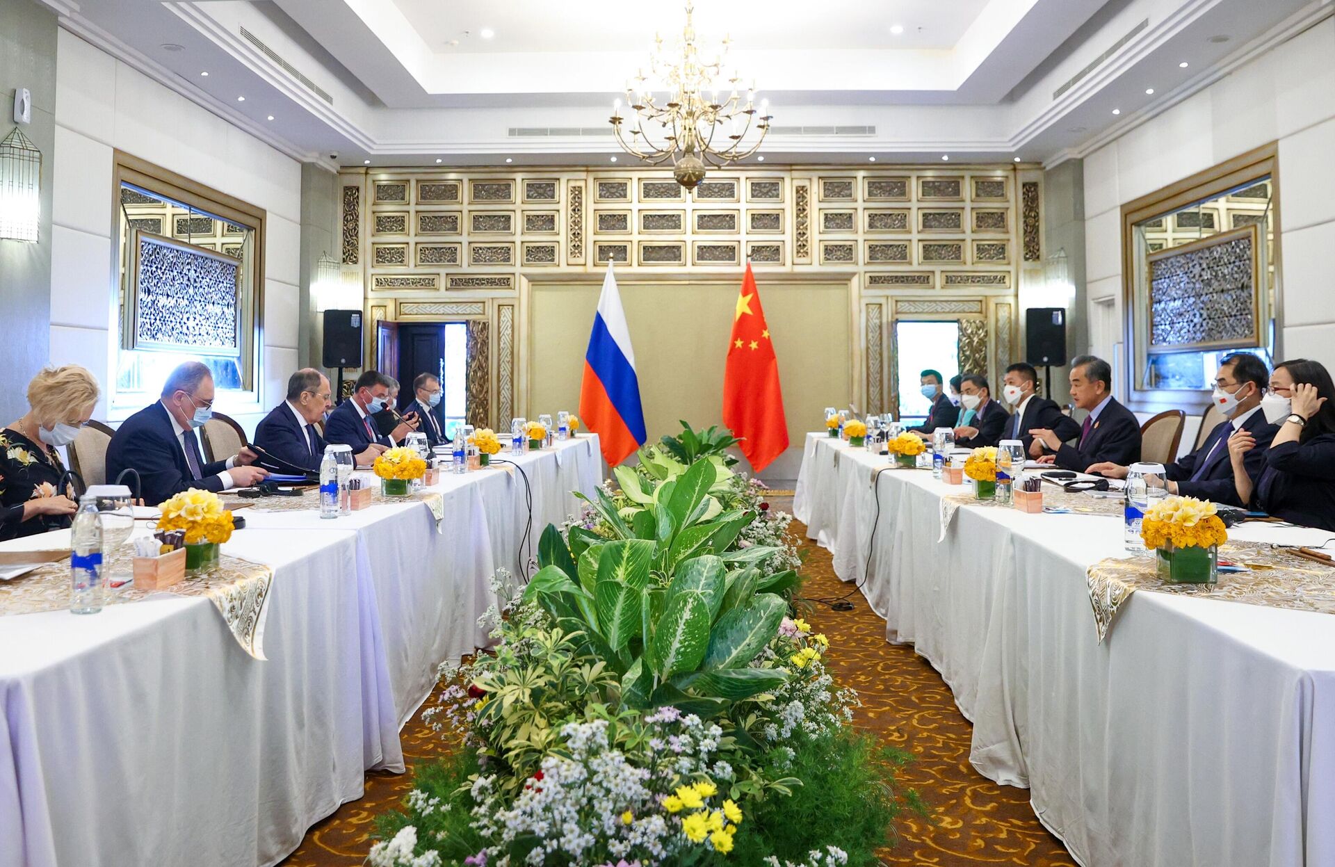 Ministro das Relações Exteriores russo, Sergei Lavrov (terceiro à esquerda) e o ministro das Relações Exteriores chinês Wang Yi durante uma reunião no âmbito do Conselho de Ministros das Relações Exteriores do G20, Indonésia, 7 de julho de 2022 - Sputnik Brasil, 1920, 11.07.2022