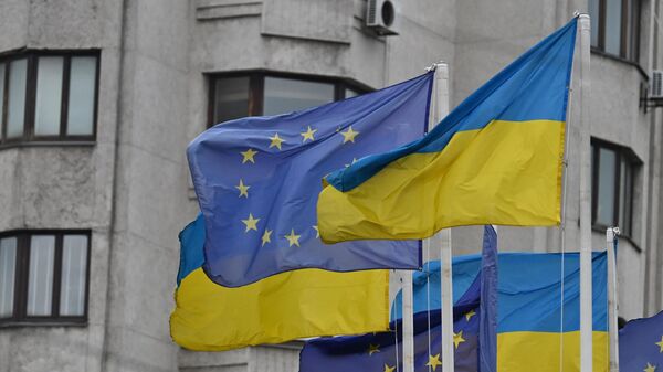 Bandeiras da Ucrânia e da União Europeia na Praça Europeia, em Kiev, 24 de junho de 2022 - Sputnik Brasil