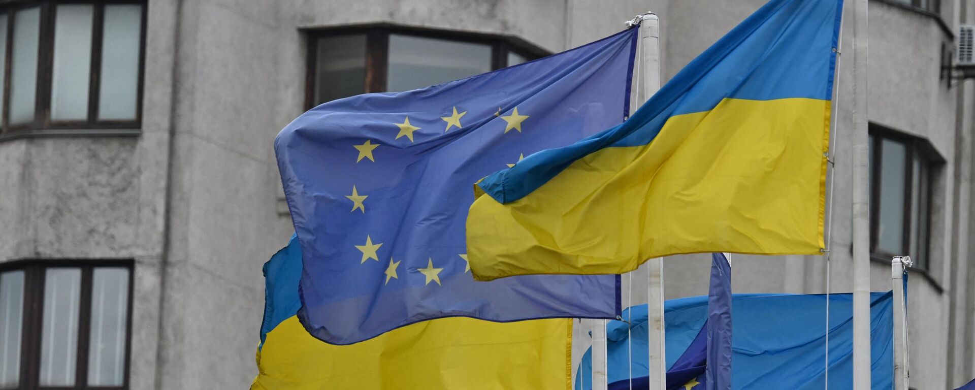 Bandeiras da Ucrânia e da União Europeia na Praça Europeia em Kiev, 24 de junho de 2022 - Sputnik Brasil, 1920, 08.07.2022