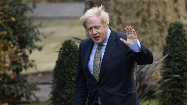Primeiro-ministro britânico Boris Johnson caminha por Downing street, depois de o Partido Conservador vencer as eleições antecipadas para a Câmara dos Comuns, 13 de dezembro de 2019 - Sputnik Brasil