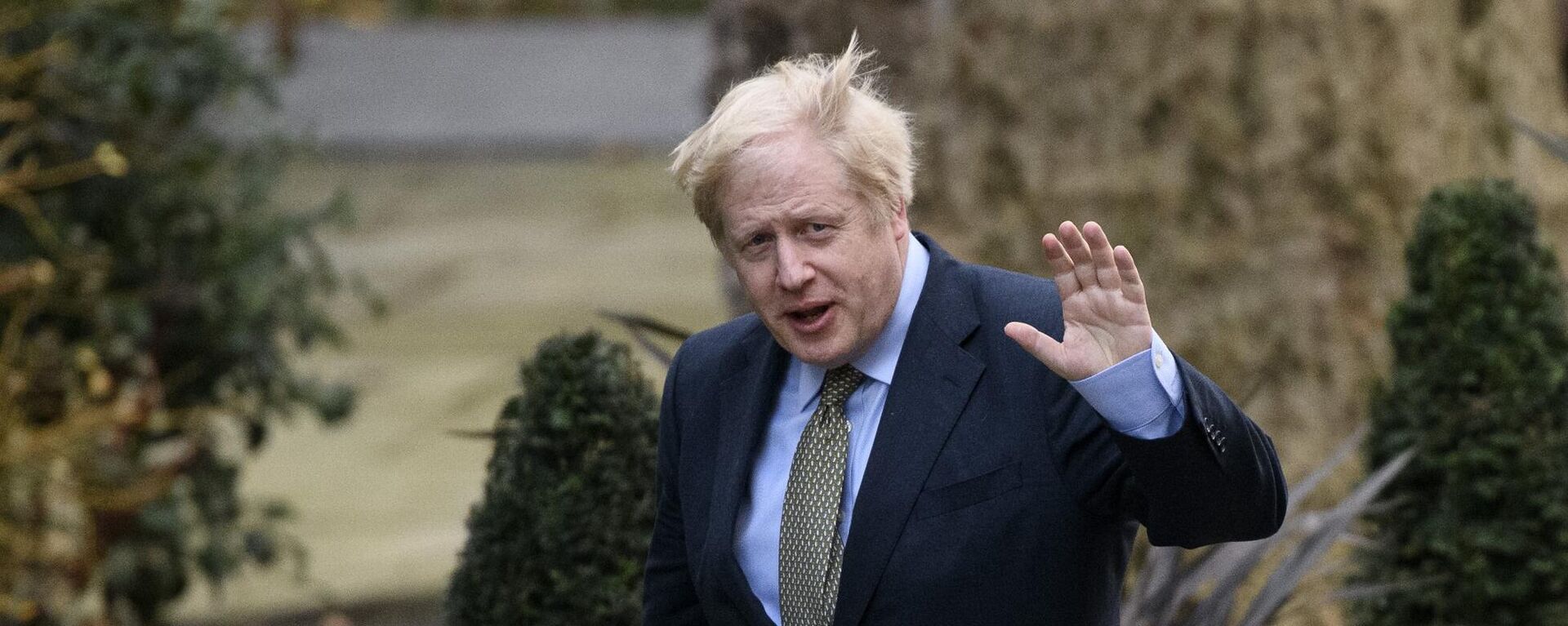 Primeiro-ministro britânico Boris Johnson caminha por Downing street, depois de o Partido Conservador vencer as eleições antecipadas para a Câmara dos Comuns, 13 de dezembro de 2019 - Sputnik Brasil, 1920, 08.07.2022