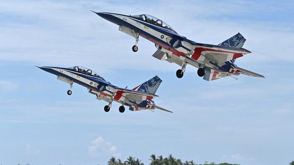 Os treinadores de jato avançados TA-5 Brave Eagle, construídos localmente, da Força Aérea de Taiwan decolam em formação para uma demonstração de voo em uma base da força aérea em Taitung, leste de Taiwan, em 6 de julho de 2022 - Sputnik Brasil