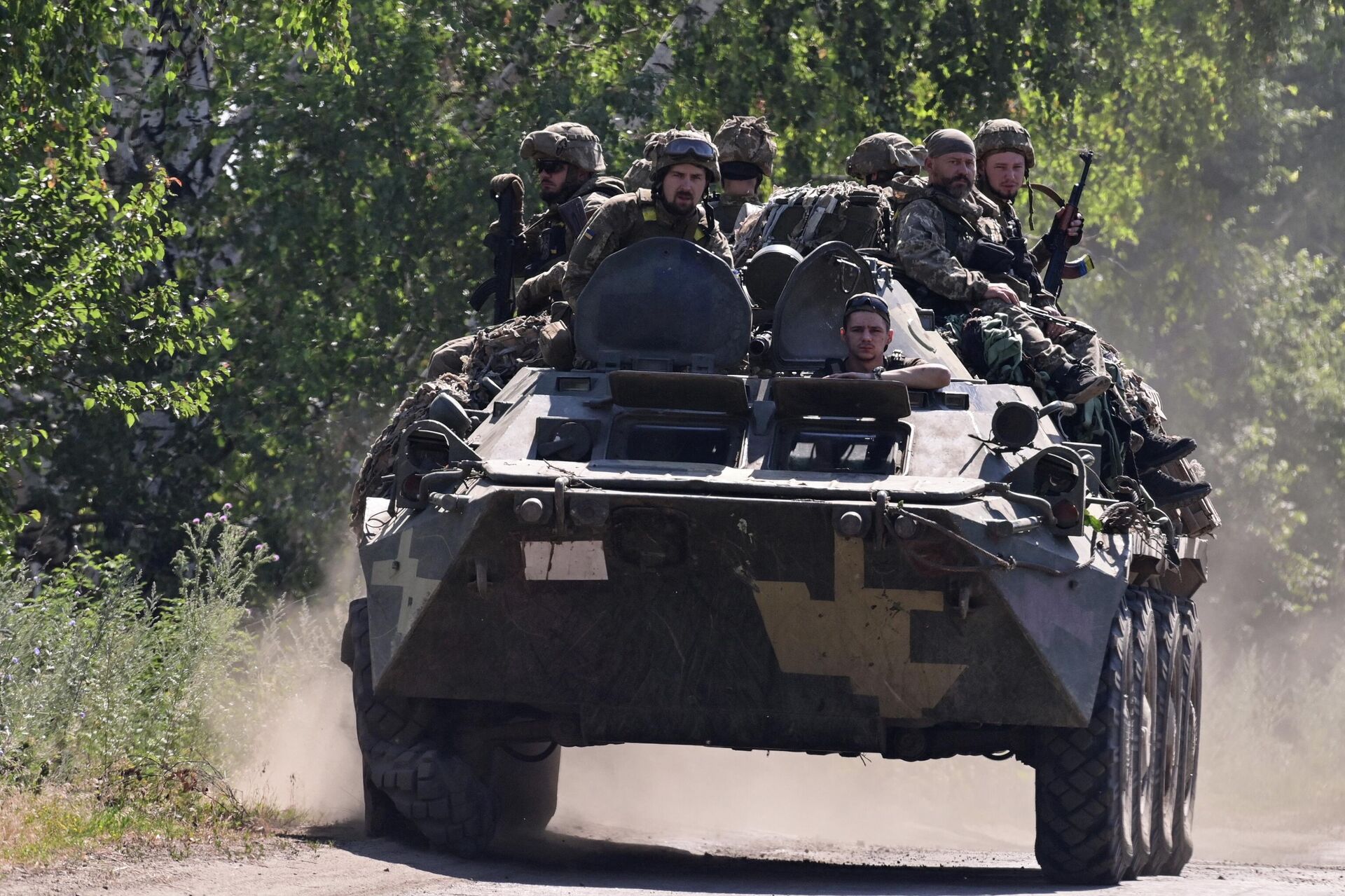 Soldados ucranianos se deslocam por estrada usando veículo de combate blindado, no interior da região de Donetsk, em 8 de julho de 2022 - Sputnik Brasil, 1920, 15.07.2022