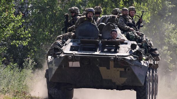 Soldados ucranianos se deslocam por estrada usando veículo de combate blindado, no interior da região de Donetsk, em 8 de julho de 2022 - Sputnik Brasil
