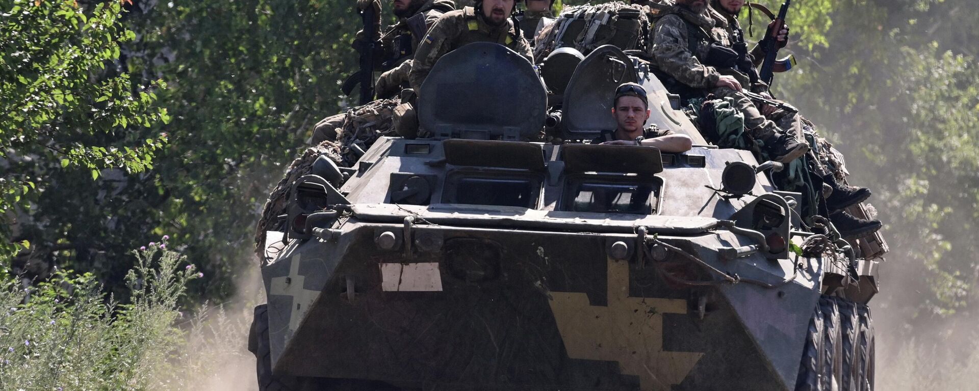 Soldados ucranianos se deslocam por estrada usando veículo de combate blindado, no interior da região de Donetsk, em 8 de julho de 2022 - Sputnik Brasil, 1920, 08.07.2022