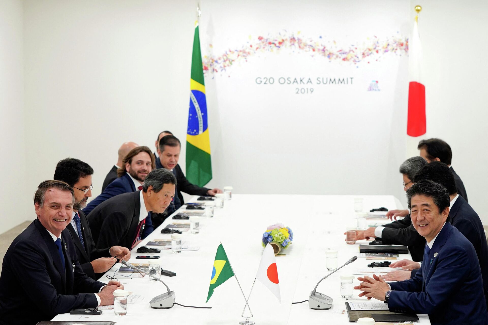 O presidente brasileiro, Jair Bolsonaro, participa de uma reunião bilateral com o primeiro-ministro japonês, Shinzo Abe, durante o segundo dia da cúpula do G20 em Osaka, 29 de junho de 2019 - Sputnik Brasil, 1920, 08.07.2022