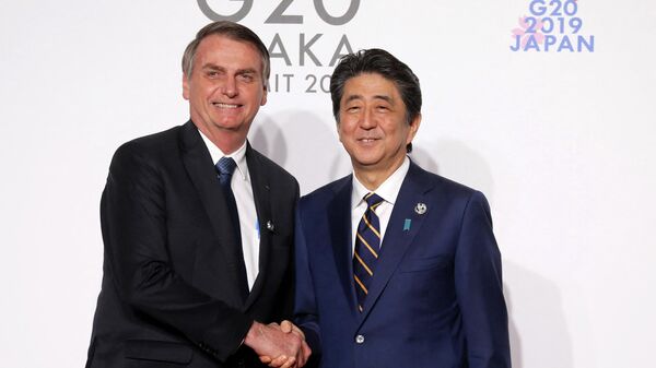 Nesta foto de arquivo tirada em 27 de junho de 2019, o presidente do Brasil, Jair Bolsonaro, é recebido pelo primeiro-ministro do Japão, Shinzo Abe, na Cúpula do G20 em Osaka, Japão - Sputnik Brasil