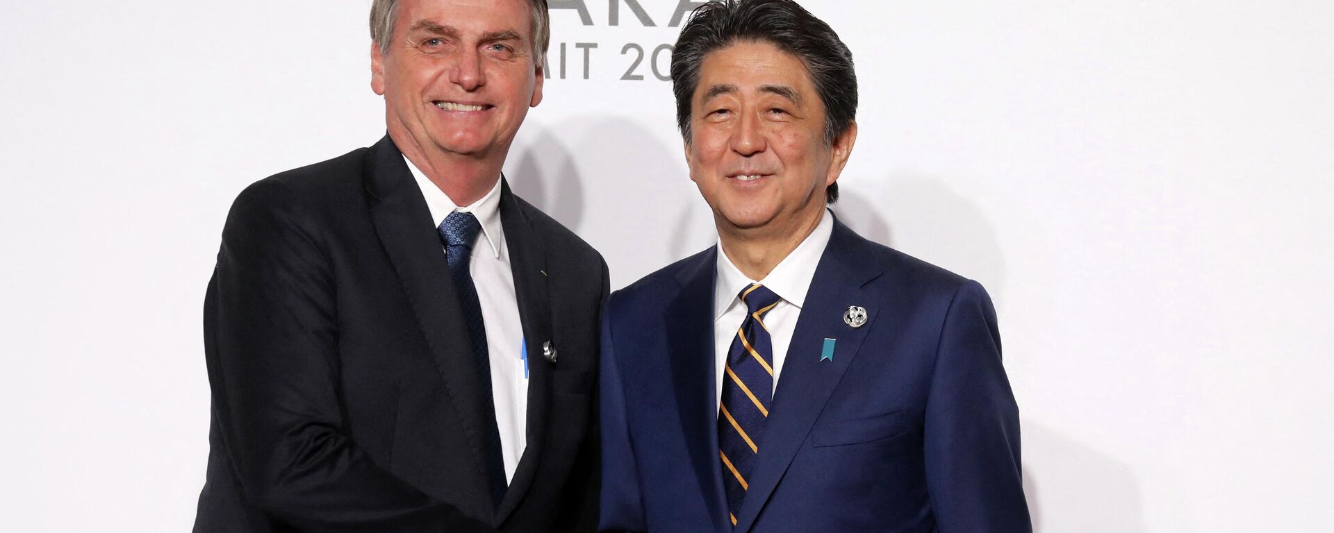 Nesta foto de arquivo tirada em 27 de junho de 2019, o presidente do Brasil, Jair Bolsonaro, é recebido pelo primeiro-ministro do Japão, Shinzo Abe, na Cúpula do G20 em Osaka, Japão - Sputnik Brasil, 1920, 08.07.2022