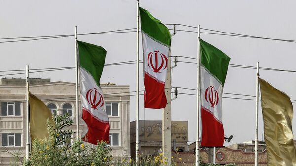 As bandeiras do Irã tremulam durante uma tempestade de areia no sul da capital Teerã em 4 de julho de 2022 - Sputnik Brasil