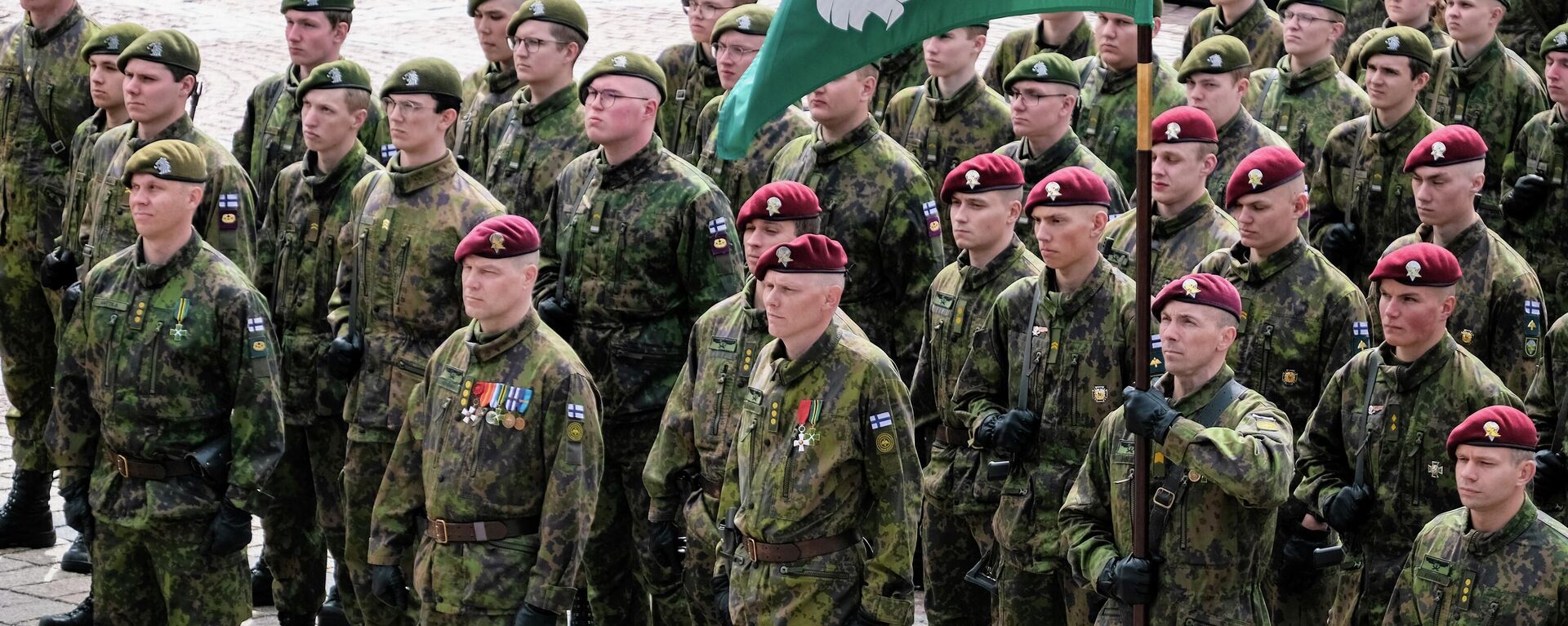 Soldados e outros militares fazem fila durante um desfile nacional na Praça do Senado em Helsinque, em 4 de junho de 2022, quando o país celebra o Dia da Bandeira das Forças de Defesa da Finlândia - Sputnik Brasil, 1920, 09.07.2022