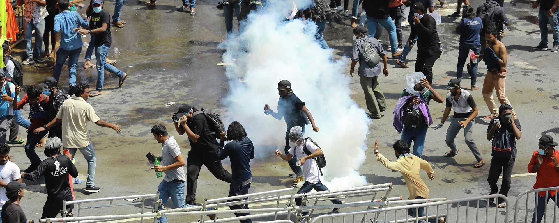 Polícia usa gás lacrimogêneo para dispersar manifestantes em Colombo, no Sri Lanka, em 9 de julho de 2022, em meio a grandes protestos contra o governo do país - Sputnik Brasil, 1920, 09.07.2022
