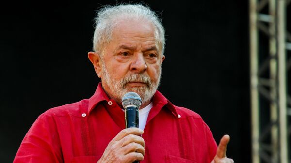 O pré-candidato à Presidência Luiz Inácio Lula da Silva (PT), na foto, com Geraldo Alckmin (PSB), participa de ato público do PT na cidade de Diadema (SP), em 9 de julho de 2022 - Sputnik Brasil