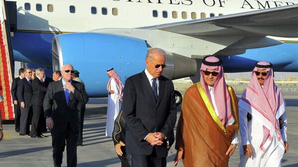 Foto de arquivo: o ministro das Relações Exteriores da Arábia Saudita, príncipe Saud al-Faisal ao lado do então vice-presidente dos EUA, Joe Biden (centro), na base aérea de Riad, 27 de outubro de 2011 - Sputnik Brasil