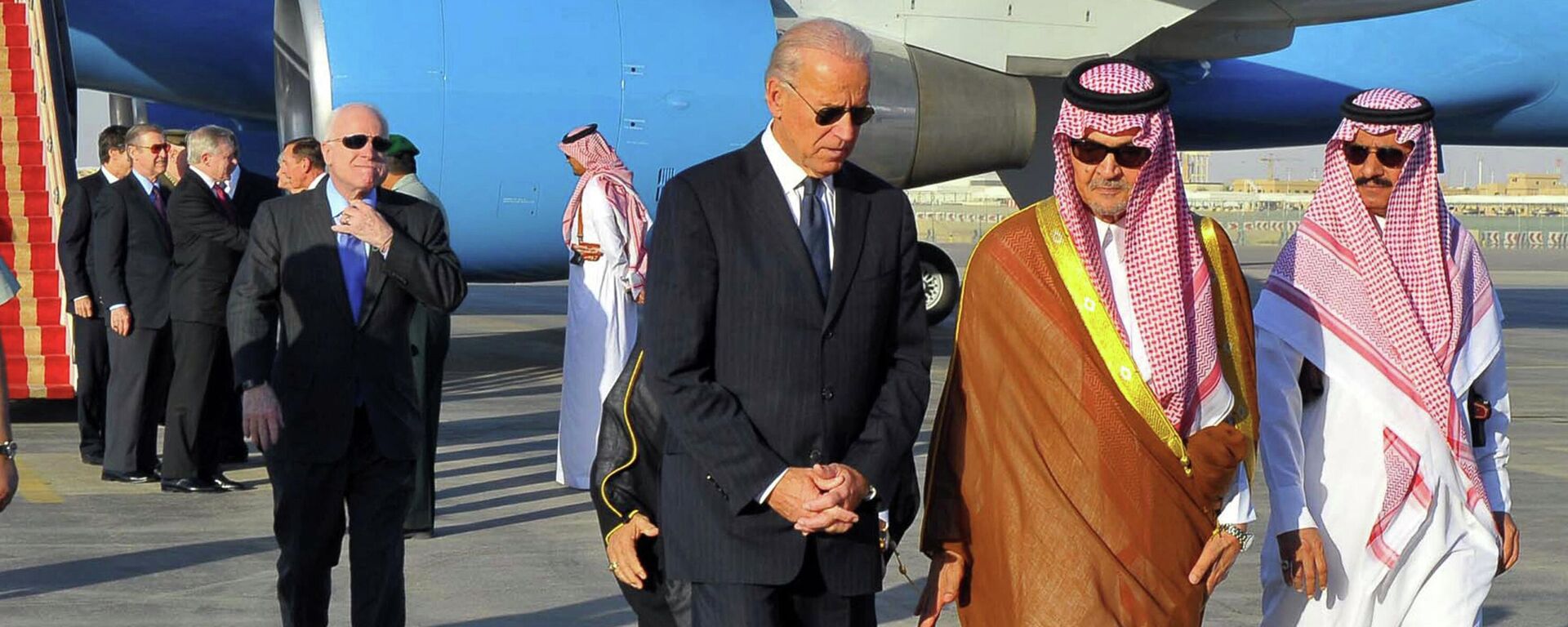Foto de arquivo: o ministro das Relações Exteriores da Arábia Saudita, príncipe Saud al-Faisal ao lado do então vice-presidente dos EUA, Joe Biden (centro), na base aérea de Riad, 27 de outubro de 2011 - Sputnik Brasil, 1920, 10.07.2022