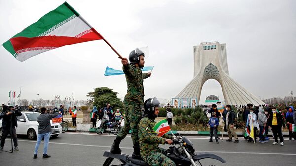 Pessoas participam de 43º aniversário da Revolução Islâmica na Praça Azadi em Teerã, Irã, 11 de fevereiro de 2022 - Sputnik Brasil