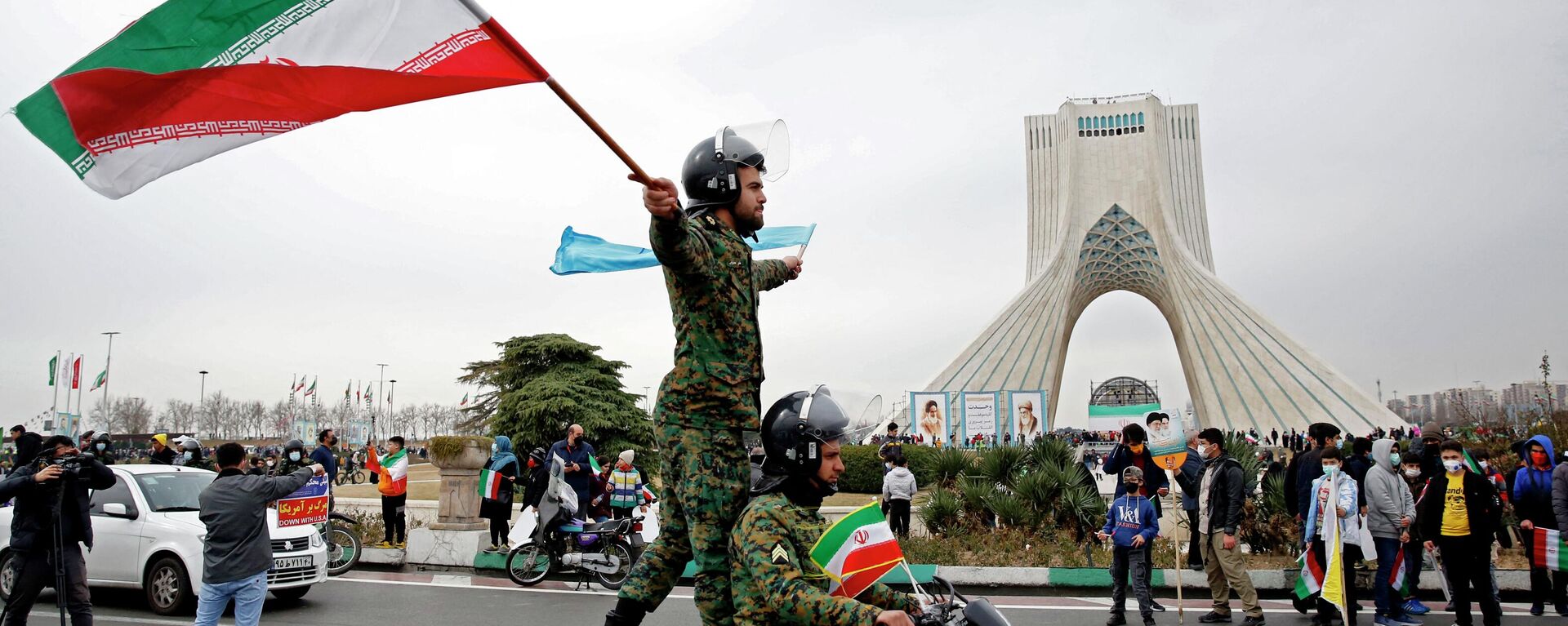 Pessoas participam de 43º aniversário da Revolução Islâmica na Praça Azadi em Teerã, Irã, 11 de fevereiro de 2022 - Sputnik Brasil, 1920, 10.07.2022