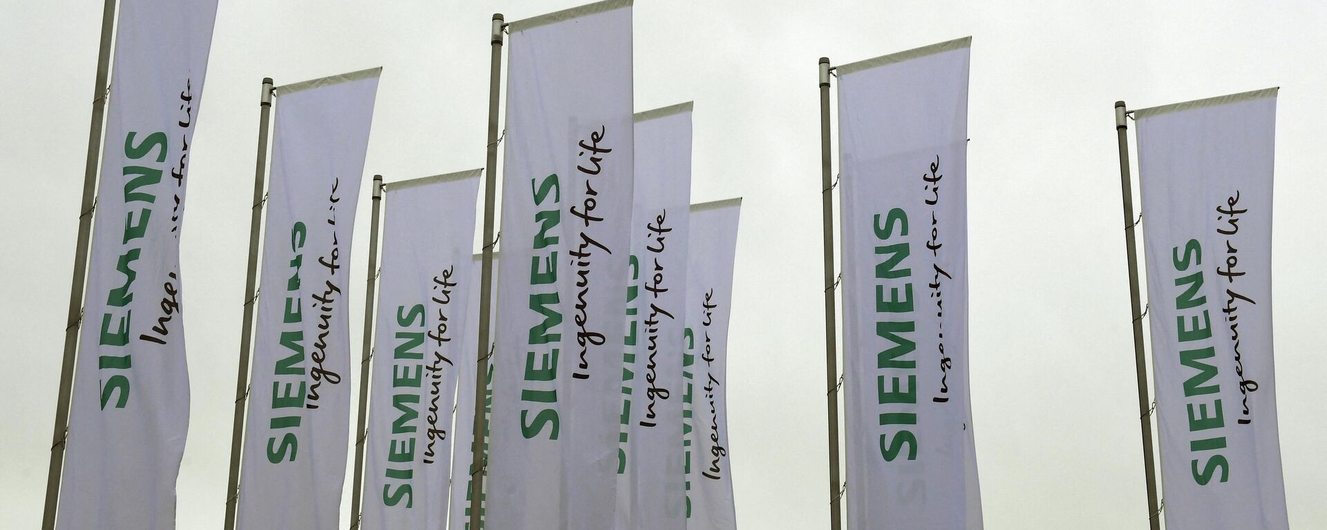 Bandeiras da gigante alemã de engenharia Siemens são vistas em frente ao salão olímpico antes da reunião anual de acionistas da empresa em Munique, sul da Alemanha, 30 de janeiro de 2019 - Sputnik Brasil, 1920, 10.07.2022