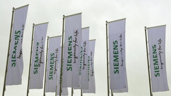 Bandeiras da gigante alemã de engenharia Siemens são vistas em frente ao salão olímpico antes da reunião anual de acionistas da empresa em Munique, sul da Alemanha, 30 de janeiro de 2019 - Sputnik Brasil
