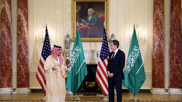Secretário de Estado dos EUA, Antony Blinken, e o chanceler da Arábia Saudita, príncipe Faisal bin Farhan, durante reunião em Washington, 14 de outubro de 2021 - Sputnik Brasil