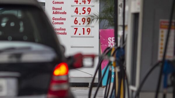 Cartazes com preços em posto de gasolina em São Paulo, 20 de junho de 2022 - Sputnik Brasil