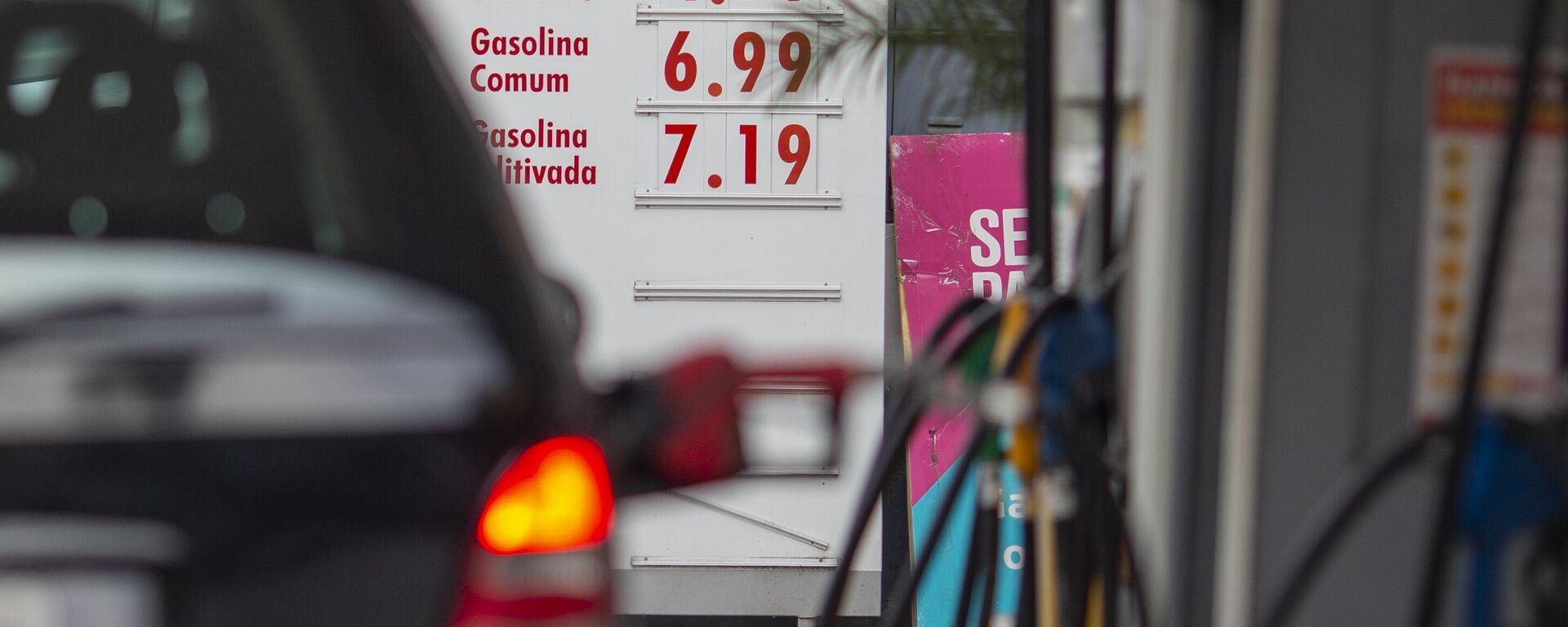 Cartazes com preços em posto de gasolina em São Paulo, 20 de junho de 2022 - Sputnik Brasil, 1920, 11.07.2022