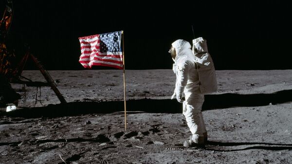 Buzz Aldrin saúda a bandeira dos EUA na Lua - Sputnik Brasil
