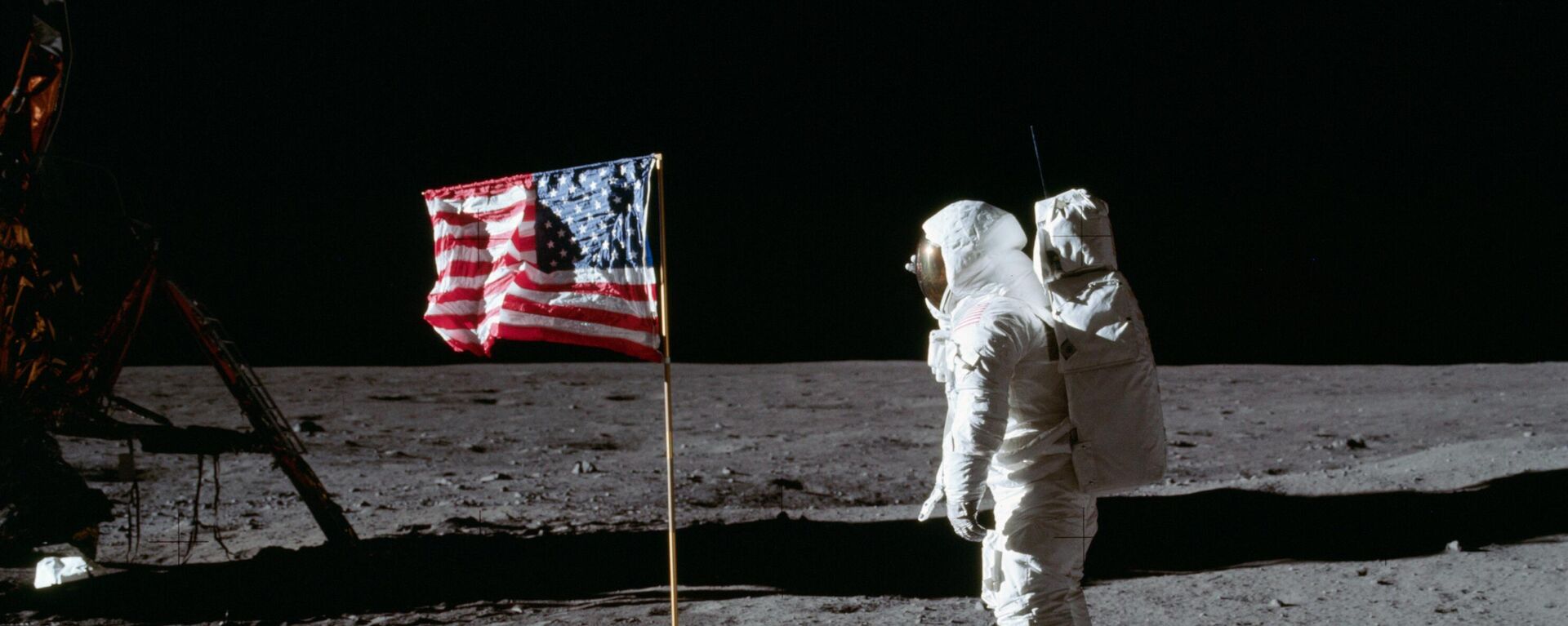 Buzz Aldrin saúda a bandeira dos EUA na Lua - Sputnik Brasil, 1920, 19.08.2022