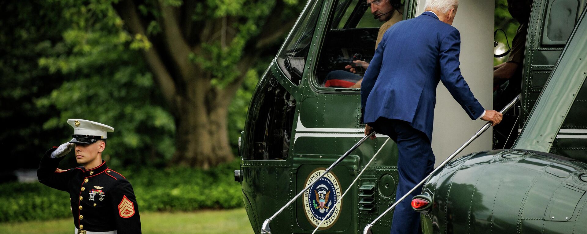 Joe Biden, presidente dos EUA, sobe a bordo do helicóptero Marine One na Casa Branca, Washington, EUA, 8 de julho de 2022 - Sputnik Brasil, 1920, 11.07.2022