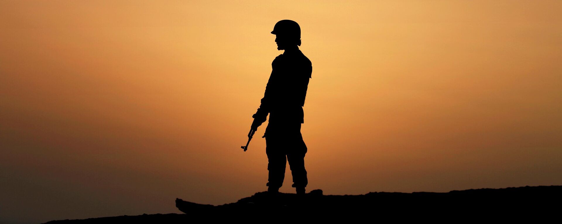 Um soldado da Marinha do Paquistão monta guarda no topo de uma colina perto do porto de Gwadar, cerca de 700 quilômetros a oeste de Karachi, Paquistão, 11 de abril de 2016 - Sputnik Brasil, 1920, 11.07.2022