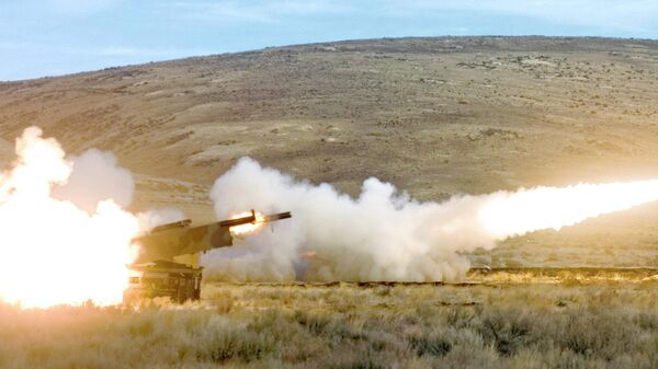 Lançadores de foguetes Himars são disparados durante exercícios militares dos Estados Unidos em Yakima, no estado de Washington, nos EUA, em 1º de novembro de 2007 - Sputnik Brasil