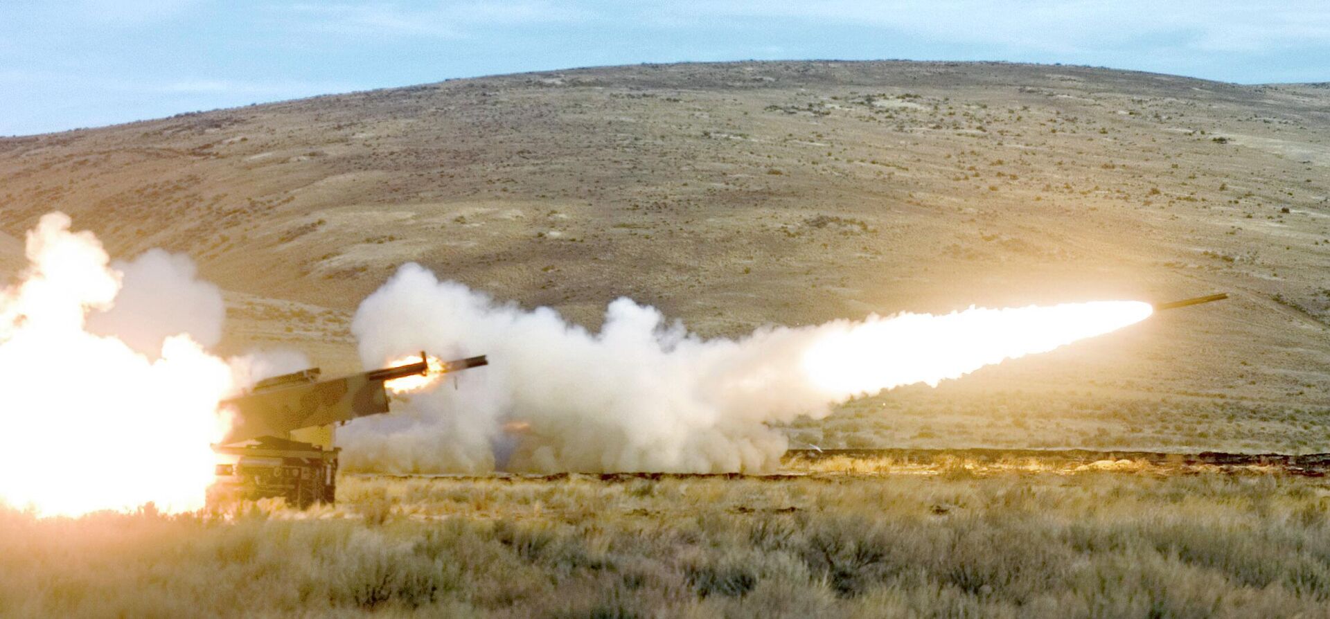 Lançadores de foguetes Himars são disparados durante exercícios militares dos Estados Unidos em Yakima, no estado de Washington, nos EUA, em 1º de novembro de 2007 - Sputnik Brasil, 1920, 15.09.2022