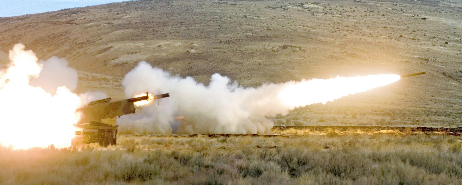 Lançadores de foguetes Himars são disparados durante exercícios militares dos Estados Unidos em Yakima, no estado de Washington, nos EUA, em 1º de novembro de 2007 - Sputnik Brasil, 1920, 01.08.2022