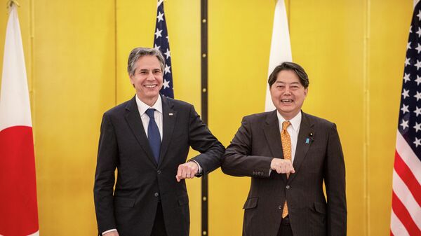 O secretário de Estado dos Estados Unidos, Antony Blinken (à esquerda), cumprimenta o chanceler japonês, Yoshimasa Hayashi, em Tóquio, 23 de maio de 2022 - Sputnik Brasil