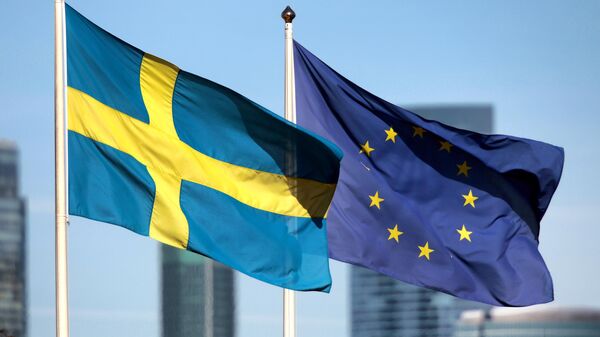 Bandeiras da Suécia e da União Europeia na Embaixada da Suécia em Moscou, 24 de março de 2021 - Sputnik Brasil