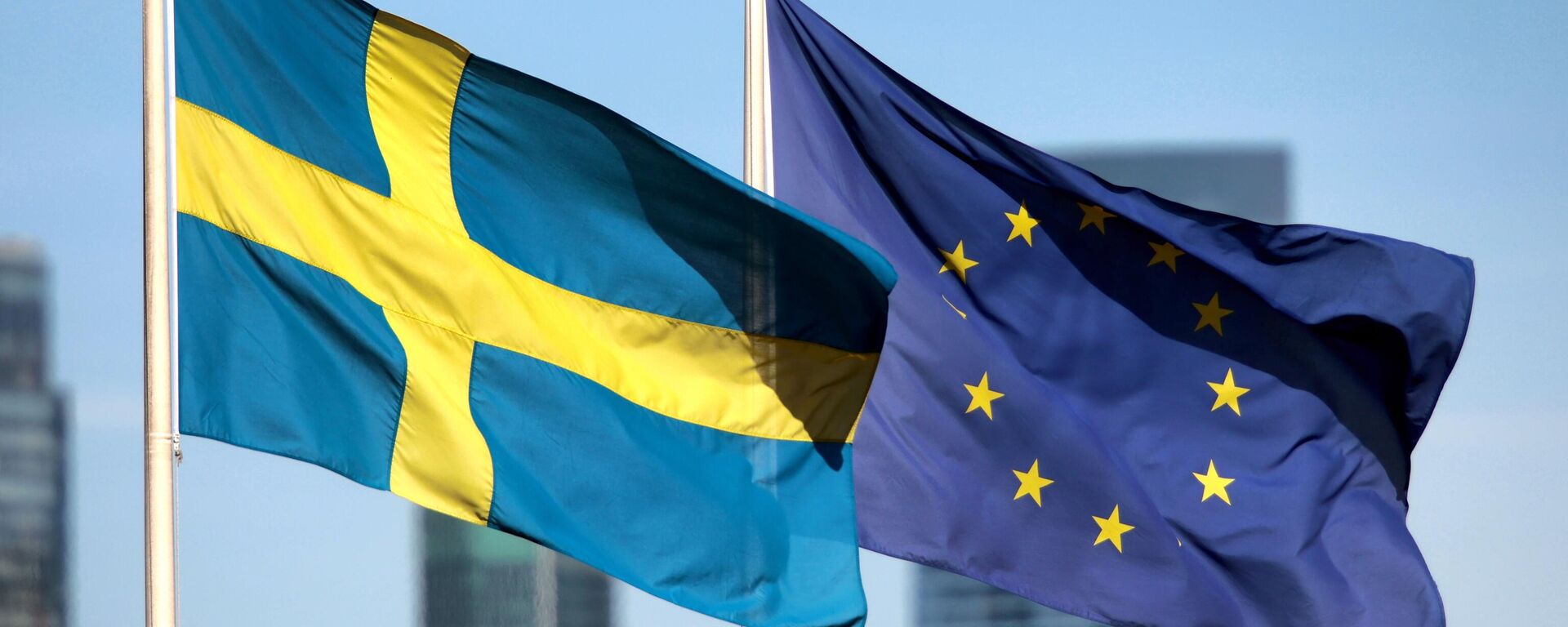 Bandeiras da Suécia e da União Europeia na Embaixada da Suécia em Moscou, 24 de março de 2021 - Sputnik Brasil, 1920, 12.07.2022