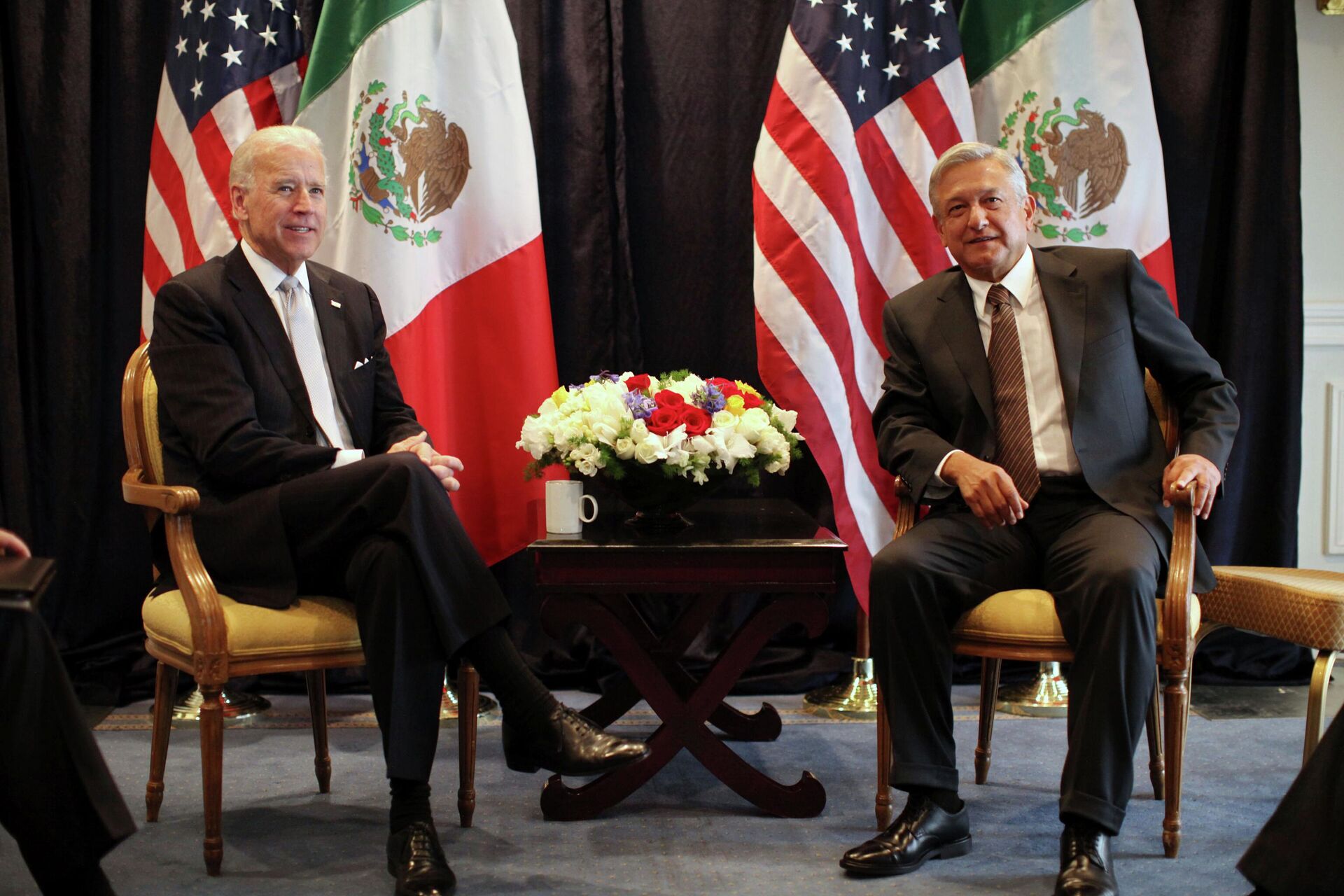 O então vice-presidente dos Estados Unidos, Joe Biden (à esquerda), e o então candidato à presidência do México, Andrés Manuel López Obrador (à direita), posam para foto após encontro bilateral na Cidade do México, 5 de março de 2012 - Sputnik Brasil, 1920, 13.07.2022