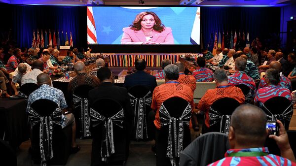 Kamala Harris, vice-presidente dos EUA, fala por videoconferência no Fórum das Ilhas do Pacífico (PIF, na sigla em inglês) em Suva, Ilhas Fiji, 13 de julho de 2022 - Sputnik Brasil