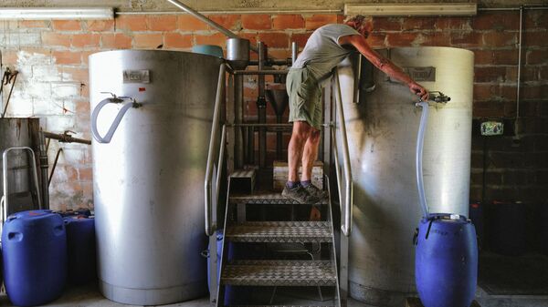 Agricultor trabalha na transformação de lavanda em essência utilizando gás em uma destilaria em Grignan, França, 7 de julho de 2022 - Sputnik Brasil