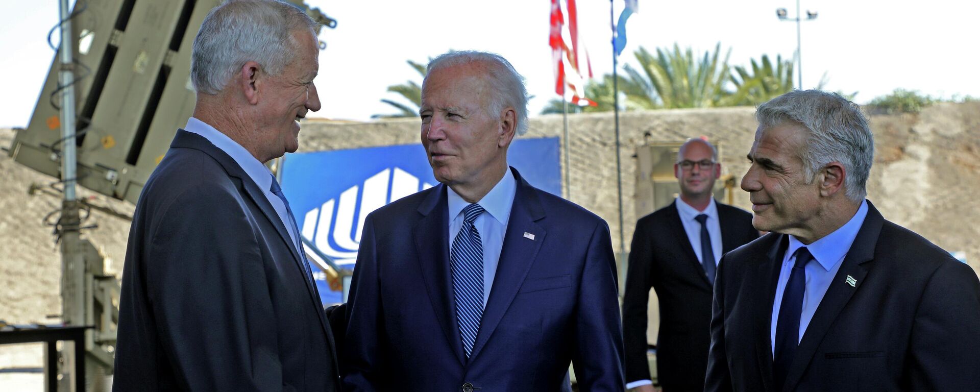 O presidente dos EUA, Joe Biden, ao centro, o primeiro-ministro interino israelense Yair Lapid, à direita, e o ministro da Defesa, Benny Gantz, em frente ao sistema de defesa Iron Dome de Israel durante uma excursão no Aeroporto Ben Gurion, perto de Tel Aviv, quarta-feira, 13 de julho de 2022 - Sputnik Brasil, 1920, 13.07.2022