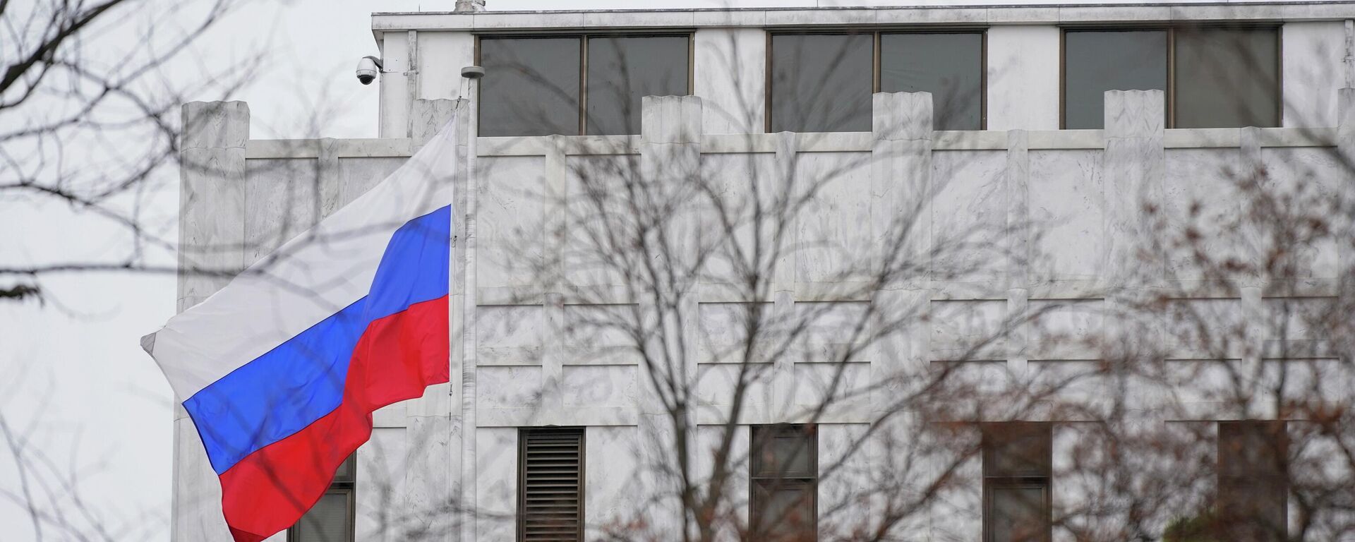 Bandeira russa no exterior da Embaixada da Rússia em Washington, em 24 de fevereiro de 2022 (foto de arquivo) - Sputnik Brasil, 1920, 13.02.2023