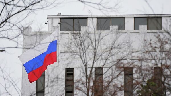 Bandeira russa no exterior da Embaixada da Rússia em Washington, em 24 de fevereiro de 2022 - Sputnik Brasil