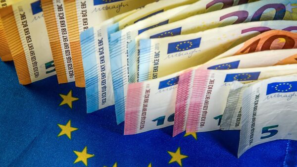 Notas de euro são exibidas ao lado de uma bandeira da União Europeia, em Lille, 22 de março de 2019 - Sputnik Brasil