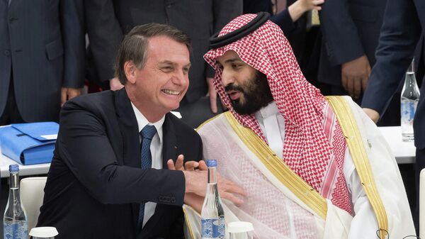 O presidente do Brasil, Jair Bolsonaro (E) aperta a mão do príncipe herdeiro da Arábia Saudita, Mohammed bin Salman, enquanto eles participam de uma reunião sobre economia digital na Cúpula do G20 em Osaka, em 28 de junho de 20 - Sputnik Brasil