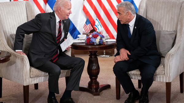 Joe Biden, presidente norte-americano, e Yair Lapid, primeiro-ministro israelense, durante coletiva de imprensa após reunião em Jerusalem, 14 de julho de 2022 - Sputnik Brasil