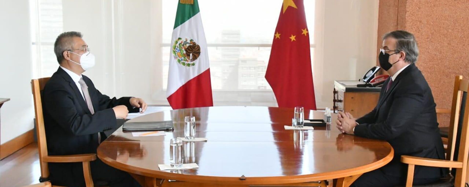 O chanceler mexicano Marcelo Ebrard e o embaixador chinês Zhu Qingqiao - Sputnik Brasil, 1920, 15.07.2022