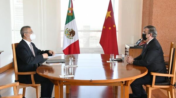 O chanceler mexicano Marcelo Ebrard e o embaixador chinês Zhu Qingqiao - Sputnik Brasil