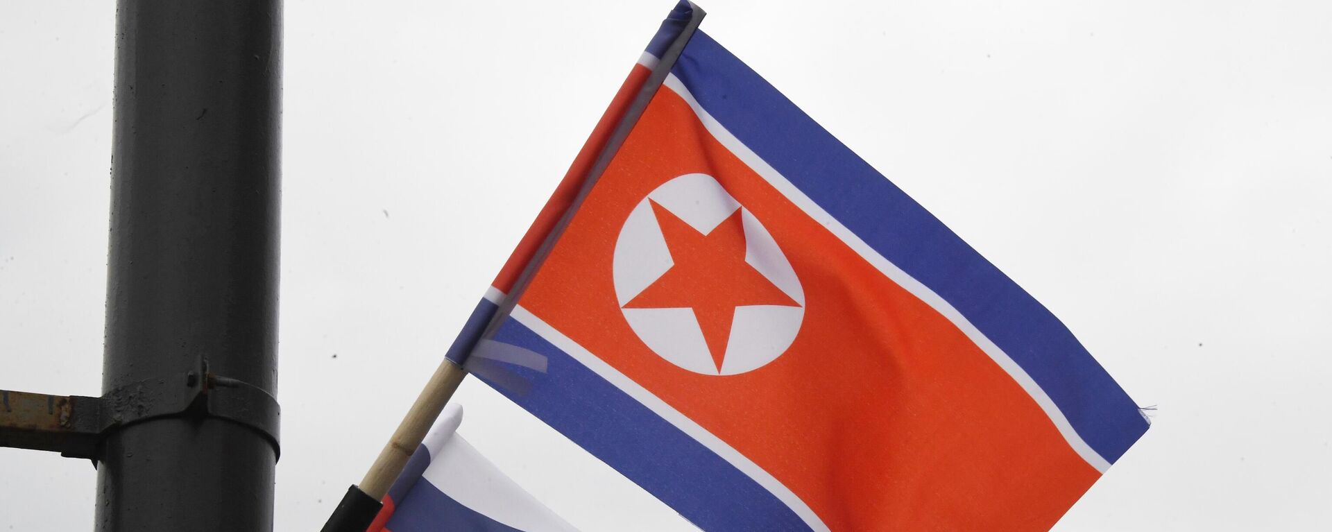 Bandeiras da Rússia e da Coreia do Norte em estação ferroviária em Vladivostok para a chegada do trem do líder norte-coreano, Kim Jong-un, 24 de abril de 2019 - Sputnik Brasil, 1920, 19.07.2022