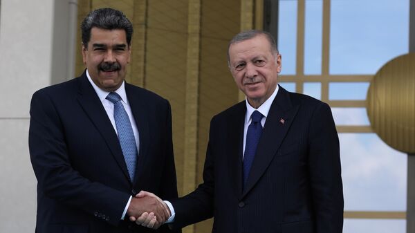 O presidente turco, Recep Tayyip Erdogan, à direita, e o presidente venezuelano, Nicolás Maduro, apertam as mãos durante a cerimônia de boas-vindas, Ancara, Turquia, 8 de junho de 2022 - Sputnik Brasil